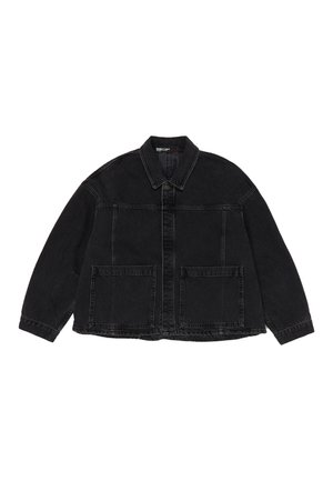 Czarna kurtka dżinsowa z długimi rękawami, spiczastym kołnierzem, zapinana z przodu na guziki oraz z dwoma dużymi naszywanymi kieszeniami z przodu.