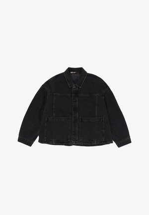 Chaqueta de mezclilla negra con mangas largas, cuello puntiagudo, cierre frontal con botones y dos grandes bolsillos parche delanteros.