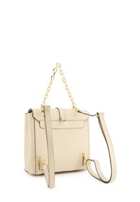 Beige Lederhandtasche mit goldener Kettenhenkel, verstellbarem Schultergurt und einem strukturierten rechteckigen Design. Enthält eine durchgestickte Verzierung.