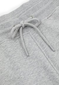 Szare dresy wykonane z miękkiej tkaniny, wyposażone w sznurek ze szarymi końcówkami oraz teksturowany pas.
