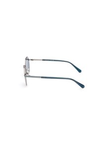 Blaue Sonnenbrille mit metallischen Akzenten, schlankem silbernem Rahmen und gebogenen blauen Bügeln. Die Gläser sind leicht opak mit einem subtilen Verlaufseffekt.