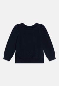 Tumedat sinine kapuutsita sviiter, millel on pikad varrukad, ribadest mansetid ja ümar kaelus. Omaduseks on kokku volditud õlavarre õmblused ja sobiv vöökoht.