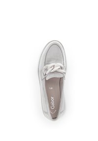 Lichtgrijze suede schoenen met een ronde neus, decoratieve witte veters en gestikte details langs de zool. Gabor-logo op de binnenzool.