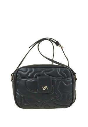 Borsa a tracolla in pelle nera trapuntata con tracolla regolabile e logo in metallo color oro sulla patta frontale.