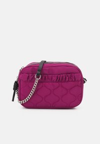 Borsa a tracolla trapuntata magenta con accento arricciato, tracolla in catena d'argento, chiusura con zip e dettagli in pelle nera. Forma rettangolare compatta.