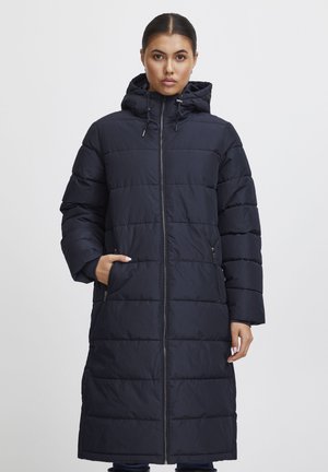 Manteau rembourré bleu marine avec capuche, doté d'une fermeture éclair à l'avant, de deux poches latérales et d'un design matelassé avec des panneaux horizontaux.