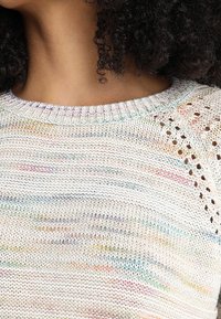 Mehrfarbiger Strickpullover mit rundem Ausschnitt, strukturiertem Garn und kompliziertem Strukturstrickdetail an den Schultern. Weicher, leichter Stoff.
