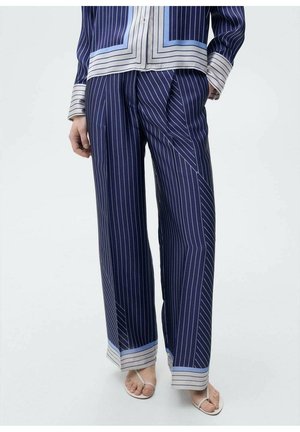 Pantaloni a righe blu navy con una veste morbida, caratterizzati da una parte anteriore plissettata, accenti leggeri blu e grigi all'orlo, e una texture liscia.