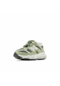 Grön och grå träningssko med mesh- och mockamaterial, rundad form, logodetalj och gummisula. Har en snörningsfri design för enkel på- och avtagning.