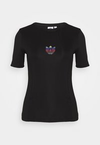 Černé tričko s krátkým rukávem s barevným designem loga na hrudi. Vyrobeno z hladké tkaniny s přiléhavým střihem a kulatým výstřihem.