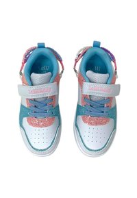 Sneaker bianchi, rosa e turchesi con accenti glitter, materiali in rete e sintetici, cinturino a strappo e dettagli di perline sul tallone.