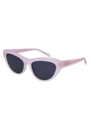 Occhiali da sole cat-eye trasparenti rosa con lenti scure, caratterizzati da sottili dettagli dorati sulle tempie per un design moderno.