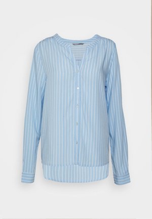 Lichtblauw langemouwen shirt met witte verticale strepen, knoopsluiting aan de voorkant, ronde halslijn en een iets verlengde achterzoom. Zachte stof structuur.
