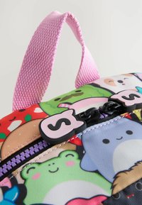 Bunte Reißverschluss-Tasche mit Cartoon-Tiermotiven. Das Material hat eine glatte Textur und einen pinkfarbenen Webgriff sowie einen auffälligen Reißverschluss-Zipper.