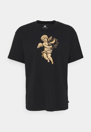 T-shirt noir à manches courtes avec un chérubin beige tenant une couronne florale sur la poitrine.