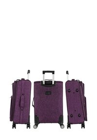 Juego de maletas moradas, con exterior de tela texturizada, cuatro ruedas, asa telescópica y compartimentos con cremallera. Se muestran dos tamaños.
