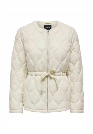 Veste crème matelassée avec un col rond, une fermeture éclair à l'avant et une ceinture à nouer à la taille. Présente un motif texturé de formes arrondies et des manches longues.