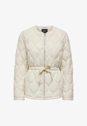 Veste crème matelassée avec un col rond, une fermeture éclair à l'avant et une ceinture à nouer à la taille. Présente un motif texturé de formes arrondies et des manches longues.