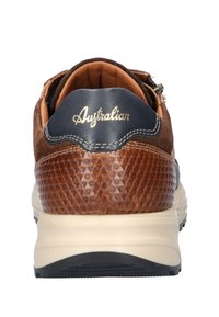 Braune Wildledersneaker mit einer strukturierten, sandfarbenen Ferse und navyblauen Akzenten. Goldenes "Australian"-Logo auf der Ferse, gepolsterter Kragen und weiße Sohle.