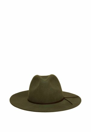 Sombrero de fieltro verde oscuro con ala ancha, corona pellizcada y una cinta delgada a juego atada con un nudo simple sobre fondo blanco.