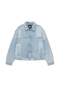 Veste en denim patchwork bleu clair à manches longues, avec boutons sur le devant, deux poches latérales et un col.