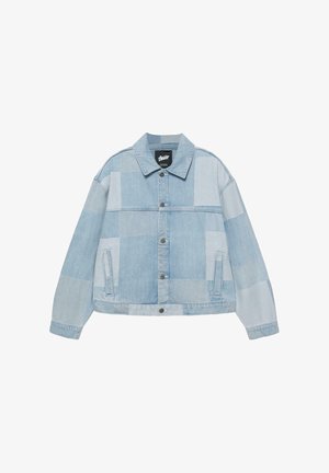 Lyseblå patchwork denimjakke med lange ærmer, knaplukning foran, to sidelommer og krave.