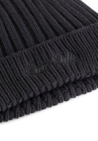 Zwarte geribbelde gebreide beanie met een omgeslagen rand, voorzien van een subtiele geborduurde logo in bijpassend zwart garen. Zachte textuur, rekbare pasvorm.