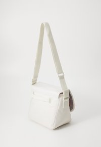 Borsa messenger in canvas bianca con parte superiore piatta, tracolla regolabile, tasca esterna e finitura liscia. Include un tocco di colore sulla cerniera.