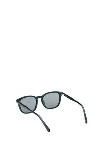 Gafas de sol en forma de ojo de gato con tinte verde y lentes grises. Montura de plástico con acabado brillante y patillas delgadas negras con sutiles detalles de marca.