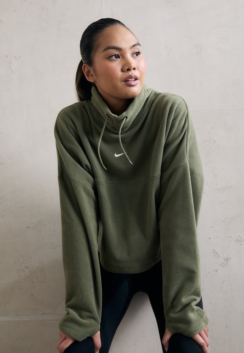 Pullover in felpa verde oliva con colletto alto, tasca frontale e logo bianco. Presenta maniche lunghe e una vestibilità morbida.