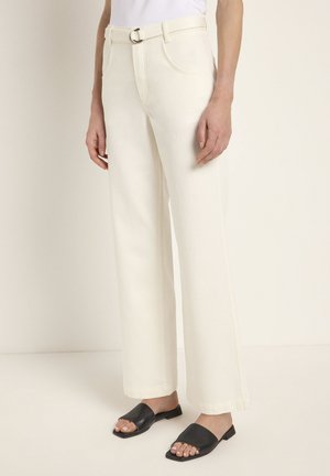 MIT GÜRTEL  - Trousers - white