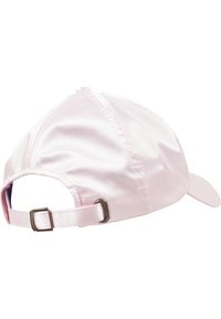 Gorra de béisbol de satén rosa con visera curva, cierre ajustable y detalles cosidos en la corona y la parte posterior.