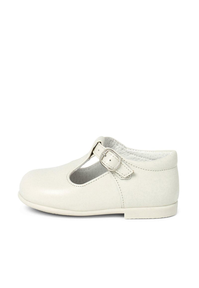 Zapato Mary Jane de piel blanca con puntera redonda, tira en T y detalle de hebilla, textura suave y suela plana.