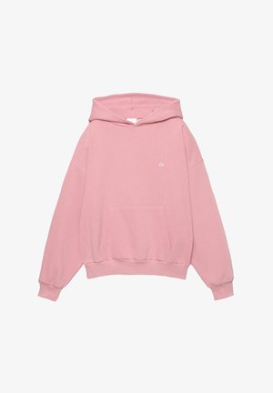 Meka ružičasta dukserica s kapuljačom, s prednjim kengur džepom i malim bijelim izvezenim logotipom na prsima.