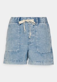 Světle modré džínové šortky s elastickým pasem, stahovací šňůrkou a dvěma předními kapsami. Mají mírně vybledlou texturu.