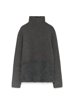 Maglione grigio lavorato a maglia con collo alto, caratterizzato da un morbido pannello in finta pelliccia all'orlo. Il texture contrasta tra finiture a coste e lisce.