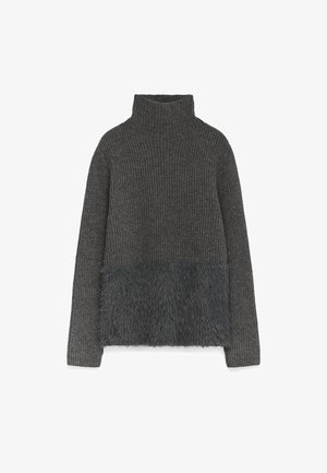 Pull en maille gris avec col roulé, présentant un panneau doux en fausse fourrure au niveau de l'ourlet. La texture contraste entre les finitions côtelées et lisses.