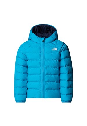 Doudoune bleue avec capuche, motif matelassé, fermeture éclair à l'avant et détail logo sur la poitrine. Texture lisse, légère et isolante.