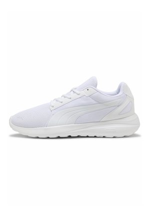 Chaussure de course basse blanche en tissu mesh, fermeture à lacets et semelle épaisse et rembourrée, vue de côté sur fond blanc.