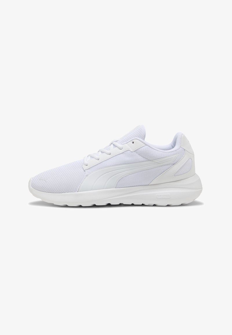 Chaussure de course basse blanche en tissu mesh, fermeture à lacets et semelle épaisse et rembourrée, vue de côté sur fond blanc.