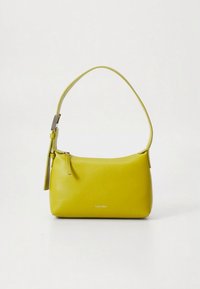 Calvin Klein gele leren handtas, gestructureerde vorm, gladde textuur, verstelbare riem, voorzien van ritstrekker en reliëflogo aan de voorkant.