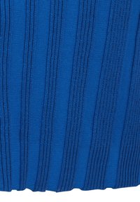 Tessuto blu a costine con strisce verticali testurizzate. Texture liscia con colore uniforme e cuciture omogenee in tutto il tessuto.