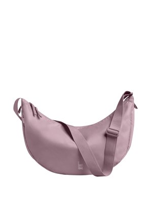 Umhängetasche aus weichem, mauvefarbenem Stoff, geschwungener Form, zwei Reißverschlussfächern, verstellbarem Riemen und dezent mit "GOT BAG" beschriftet.