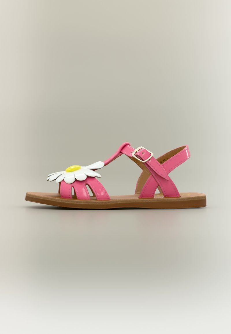Ροζ παιδικό σανδάλι με καφέ σόλα και διακόσμηση ζουμπούλι λευκό-κίτρινο στο μπροστινό λουράκι και λουράκι αστραγάλου με αγκράφα.
