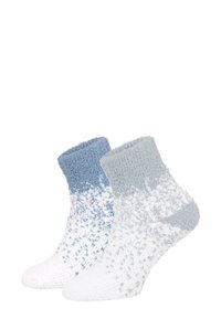 Leichte Knöchelsocken in Weiß und Blauverlauf, mit einer weichen, flauschigen Textur und gerippten Bündchen. Dezentes Muster überall.