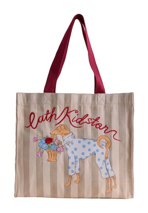 Beige gestreepte draagtas met rode handvatten met een hond in een blauwe pyjama met stippen die een mand met kleurrijke bloemen vasthoudt.
