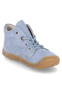 Scarpa alta in pelle azzurro chiaro con punta tondeggiante, lacci, suola in gomma color cuoio, occhielli in argento e cuciture bianche a contrasto. Nome del marchio "Pepino" in rilievo.