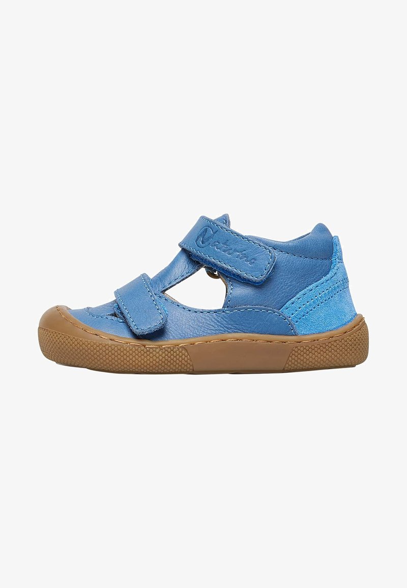 Chaussure pour tout-petits en cuir bleu avec deux bandes Velcro ajustables, côté découpé pour la respirabilité, et semelle en caoutchouc brun texturé.