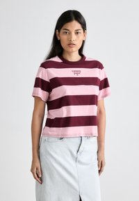 Tommy Jeans LOGO TEE - T-shirt print - deep rouge/multi