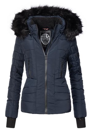 Giacca imbottita blu navy con cappuccio in finzione pelliccia, chiusura con zip, due tasche laterali, polsini a costine e dettagli in tessuto testurizzato.